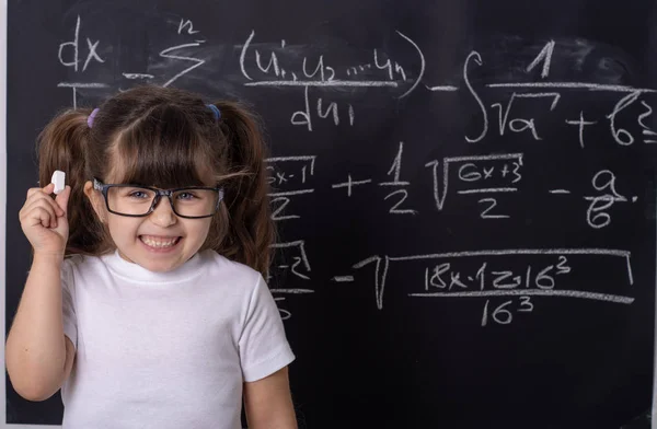 Fetiţă de şcoală în clasă. Copil inteligent — Fotografie, imagine de stoc