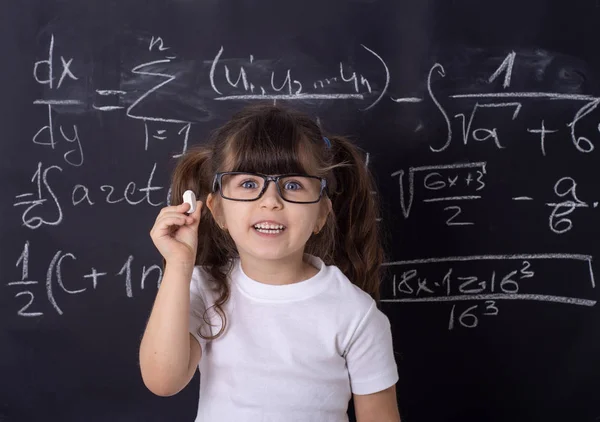 Shoot studio, copil drăguţ înapoi la şcoală. Fetiță cu ochelari . — Fotografie, imagine de stoc