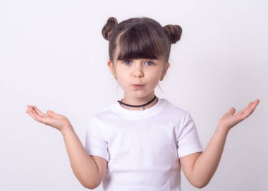 Omuzlarında Shrugging çocuk ve bilmiyorum. Afallamış ve karıştırmayın