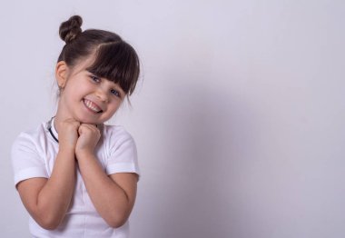 Küçük kız lütfen söyle ve bir şey sor.
