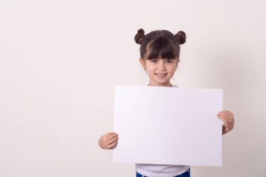 Beyaz boş olan genç kız. Sizin için reklam yeri, boş alan. 