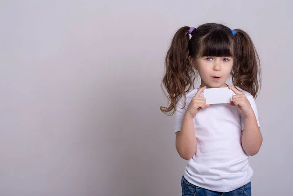 Bir Kredi Kartı Tutan Küçük Güzel Bir Kız Ödeme Para — Stok fotoğraf