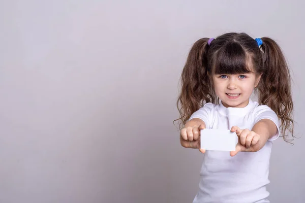 Meisje Met Gelukkig Expressie Houden Van Een Credit Card Bank — Stockfoto