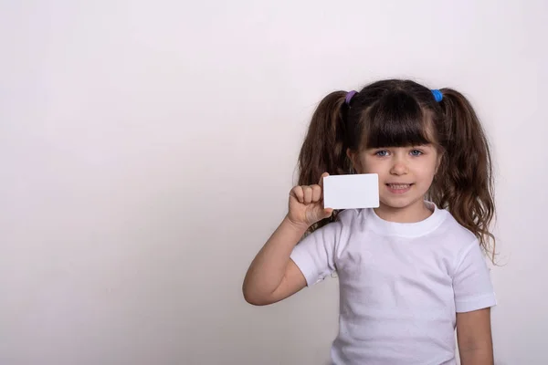 Kleines Hübsches Mädchen Mit Kreditkarte Bezahlen Geld Oder Sparkonzept — Stockfoto