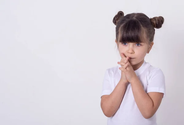 Δεν Τρομοκρατημένο Παιδί Σοκαρισμένος Bugged Μάτια Καλύπτει Στόμα Χέρια Χώρο — Φωτογραφία Αρχείου
