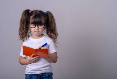 Hazır olun. Sevimli küçük liseli. Sinsi gözler. 