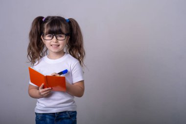 Okula hazır ol. Sevimli küçük liseli. Sinsi gözler