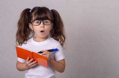 Küçük çocuk not almak. Rüya çocuk fikri vardır.