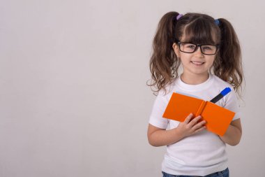 Not defteri ve not almak tutan çocuk. Reklam alanı.