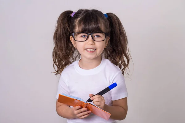 Copilul Drăguț Poartă Ochelari Care Țin Pixuri Hârtii Făcând Note — Fotografie, imagine de stoc