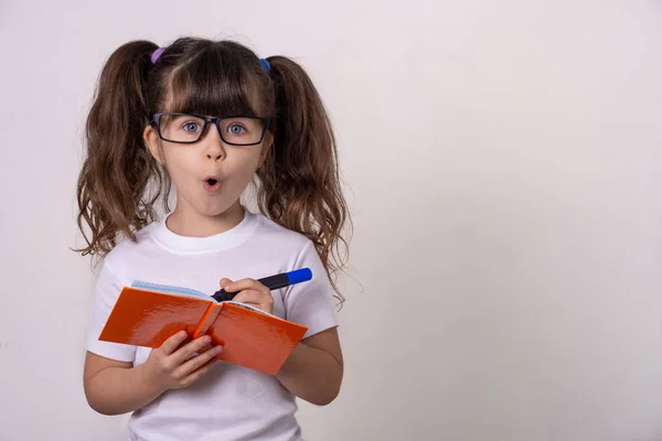 Sürpriz genç kız rüya ve yazma defter. 