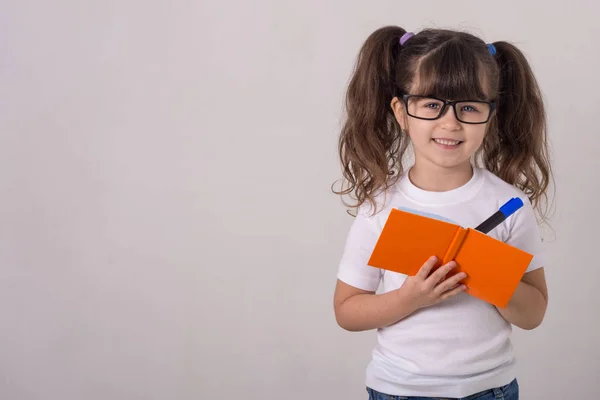 Kid Gazdaság Jegyzettömb Jegyzetel Hirdetési Terület — Stock Fotó