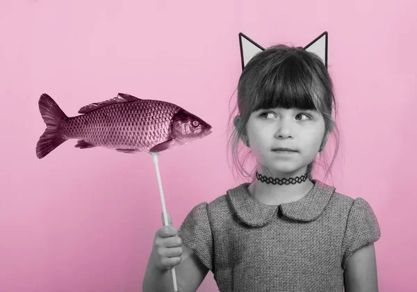 Lustige Kunst Junges Mädchen Mit Frischem Fisch Kunstcollage Stil Eines — Stockfoto