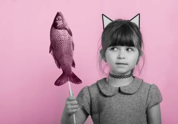 Pop Art Junges Mädchen Mit Frischem Fisch Kunstcollage Stil Eines — Stockfoto