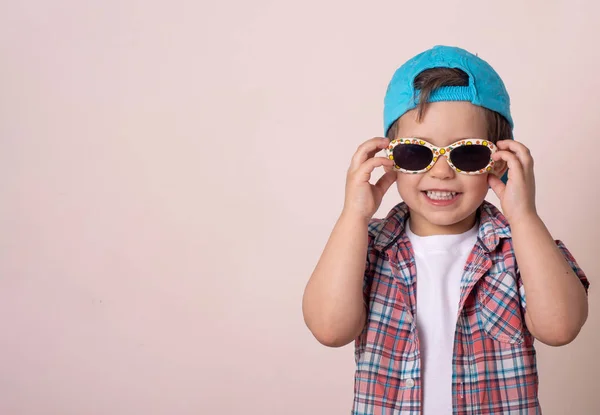 Smiling Kid Wearing Baseball Cap Sunglasses Summer Isolated Studio — Stock Photo, Image
