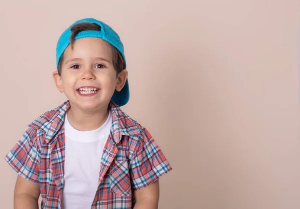 Ένα Χαμογελαστή Παιδί Που Φοράει Καπέλο Του Μπέιζμπολ Καλοκαίρι Απομονωμένο — Φωτογραφία Αρχείου