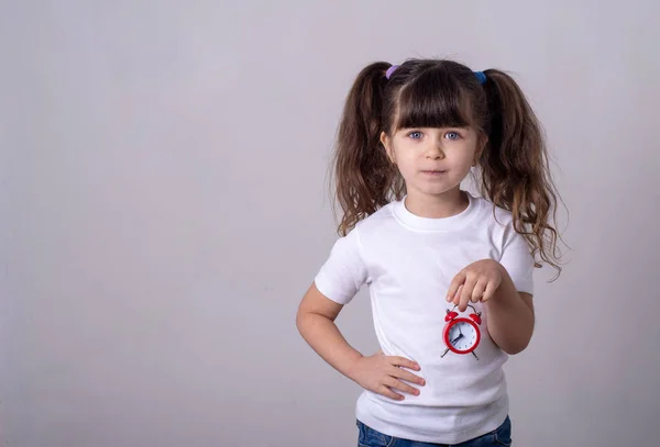 Niño Feliz Sosteniendo Reloj Rojo Sobre Fondo Gris Niño Con —  Fotos de Stock