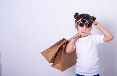 Alışveriş torbalı genç kız. Çocuk satın alır 