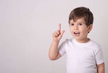 Mükemmel bir fikir, şok çocuk göstermek thumbs yukarı.