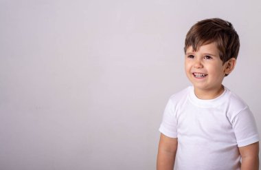 Neşeli gülümseyen çocuk. Okul konsepti, portre.  