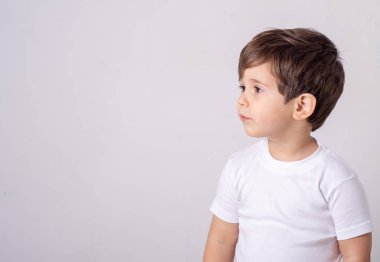 Çocuk Çocuk küçük çocuk sarı saç portre gri bir arka planda izole. Sevimli çocuk.