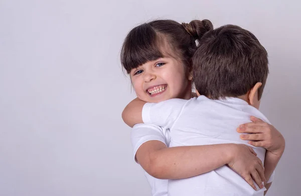 Κολλητές Αγκαλιάζονται Δύο Παιδιά Αγκαλιάζονται Χαρούμενοι Χαμογελαστοί Κολλητοί Που Συναντιάζονται — Φωτογραφία Αρχείου