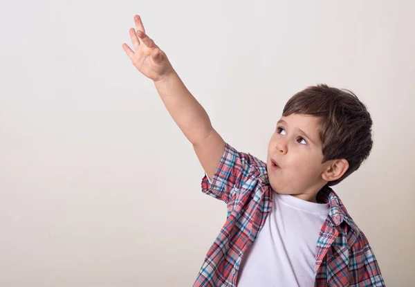 Retrato Chico Pensativo Mostrando Dedo Sobre Fondo Blanco Cara Choque — Foto de Stock