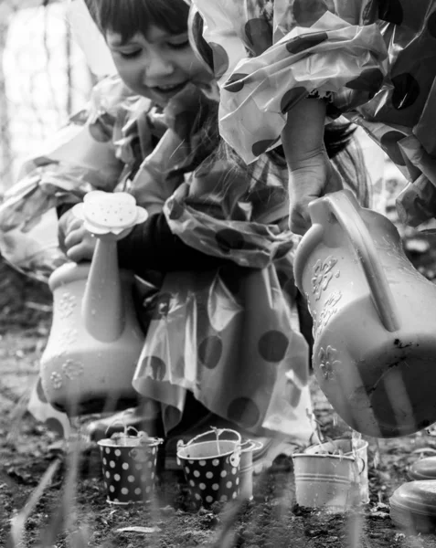 Экологическая Концепция Маленькие Дошкольники Поливают Растения Банкой Водой Саду День — стоковое фото