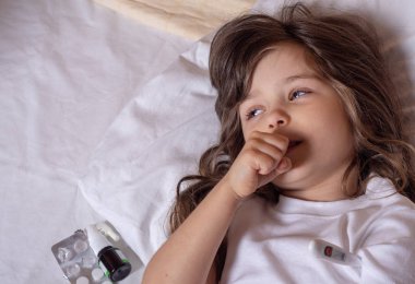 Virüs semptomu, hastalıklar ve ateş. Tıbbi tedavi. Hastalık çocuk.