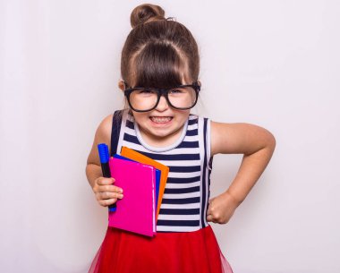 Eğlenceli okul öncesi kız bir yüz yapma ve mizah zevk. Tonlu fotoğraf.