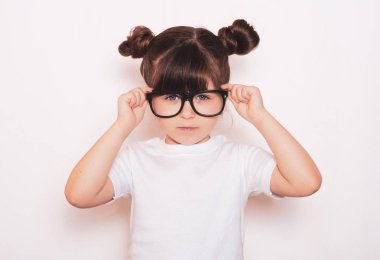 Zeki meraklı kız. Retro tonda.