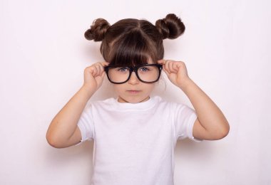 Zeki meraklı çocuk. Kızgın genç kızın closeup portre, izole beyaz arka plan. 