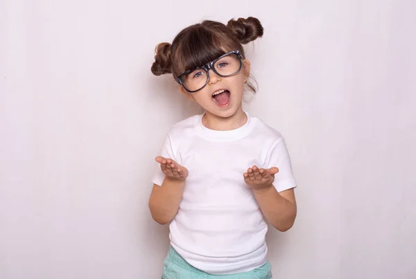 Bonita Alumna Inteligente Niña Llevar Gafas Grandes Con Boca Abierta — Foto de Stock