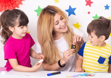Anne veya öğretmen çocuklarla İngilizce harfleri öğrenme. Ebeveyn öğrenme ve çocuklarla oynama.