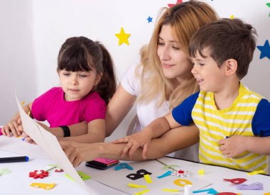 Anne veya öğretmen çocuklarla İngilizce harfleri öğrenme. Ebeveyn öğrenme ve çocuklarla oynamak. Evde