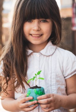 Sevimli küçük kız dünyayı korumak. Dünya kavramını kurtarın. 