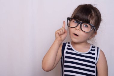 Gri zemin üzerine gözlük ile küçük kız portresi 