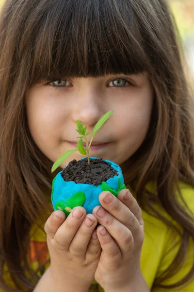 Terra Argilla Globo Mani Bambino Ambiente Sostenibile Ecosistema Mondiale — Foto Stock
