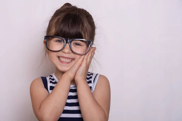 Lustiges Kindermädchen Mit Brille Auf Grauem Hintergrund — Stockfoto