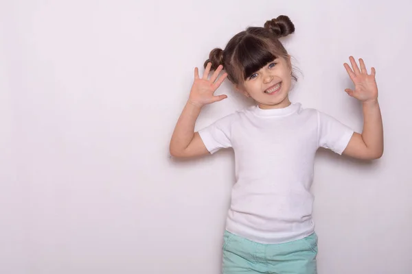 Retrato Niña Feliz Años Sonriendo Sobre Fondo Blanco Enfoque Suave —  Fotos de Stock