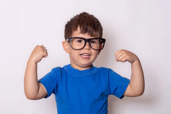 Retrato Menino Caucasiano Óculos Engraçados Isolado Fundo Branco Kid Mostrando — Fotografia de Stock