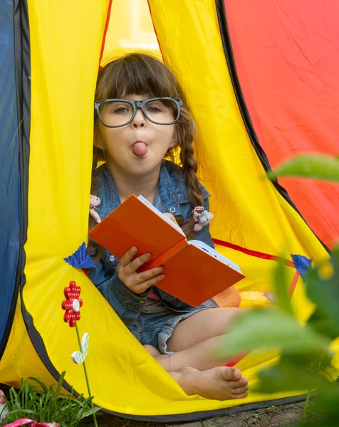 Kids Tábor Nyári Fesztivál Kislány Tanulás Nyáron Kempingezés Aranyos Gyermek — Stock Fotó