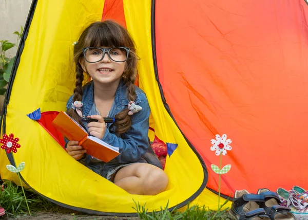 Festivalul Vară Pentru Copii Fetiţa Învaţă Tabăra Vară Copil Drăguț — Fotografie, imagine de stoc