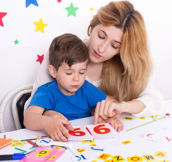 Feliz Niño Aprendiendo Calcular Con Madre Casa Mujer Joven Niño — Foto de Stock