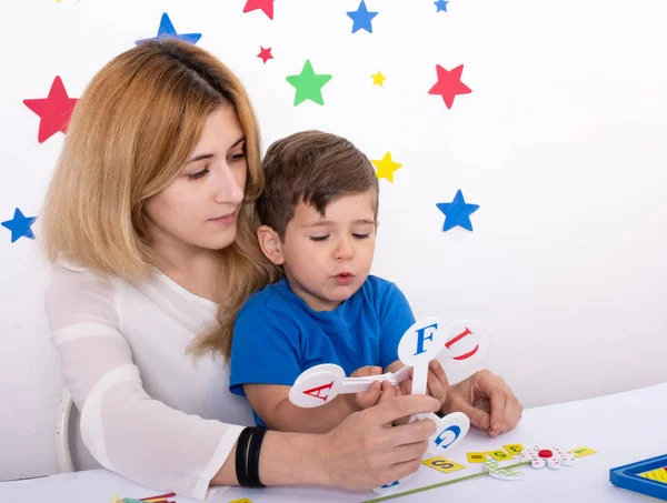 Madre Estudia Letras Inglesas Con Niño Aprendizaje Los Padres Jugar — Foto de Stock