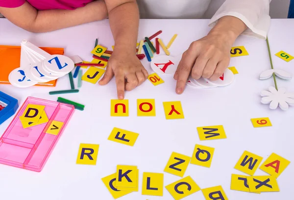 Tiro Cortado Dedos Criança Brincando Com Letras Inglesas Feliz Volta — Fotografia de Stock