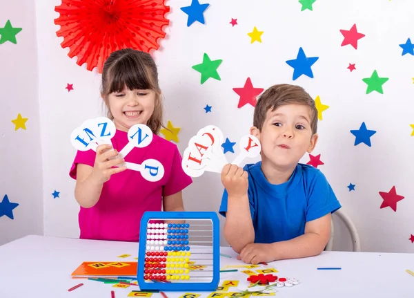 Niños Aprendiendo Letras Inglesas Niño Niña Estudian Idioma Inglés — Foto de Stock