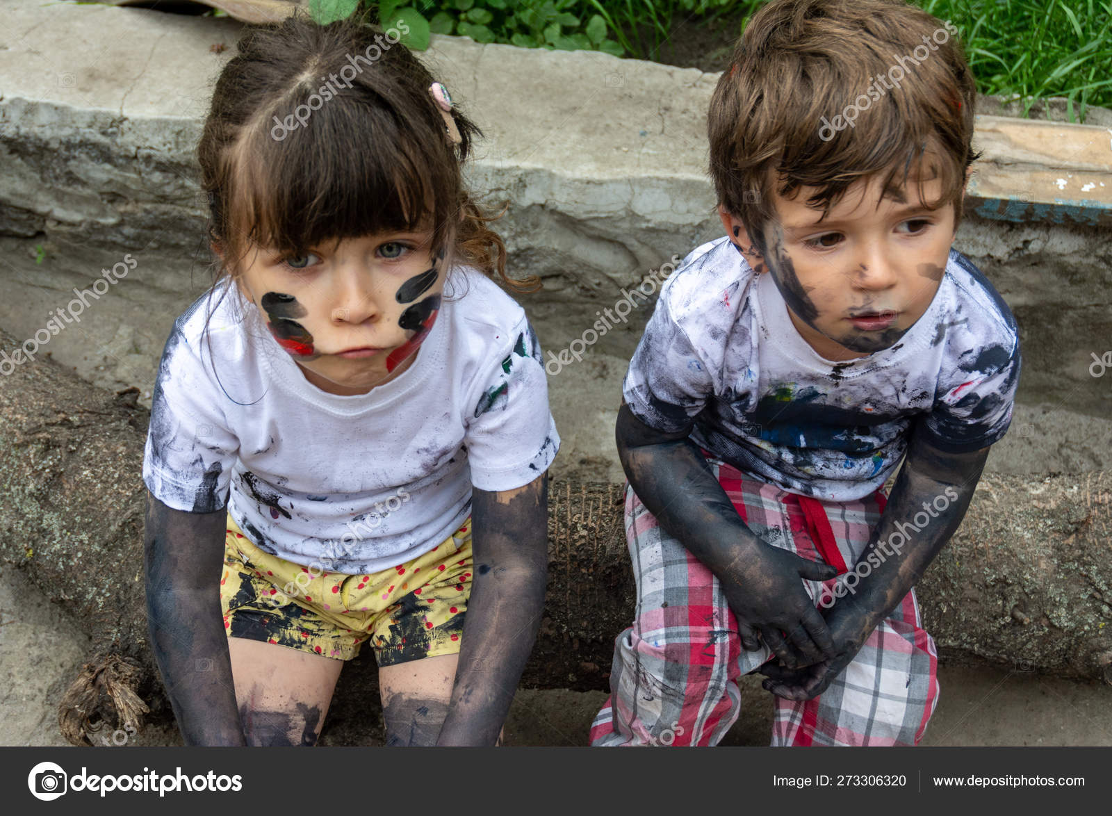 Девочка в грязной одежде. Мальчик в грязных и чистых вещах. Девочка в грязной одежде. Ботинки в грязи. Грязная детская одежда.