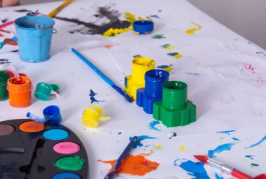 Yaratıcı aksesuarları ile sanat işyeri. Sanat ve zanaat malzemeleri.