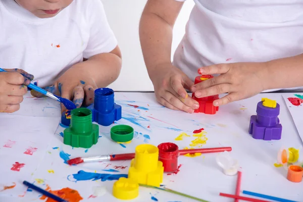 Latas Plástico Multicolores Con Pinturas Pinturas Sucias Fondo Colorida Paleta — Foto de Stock